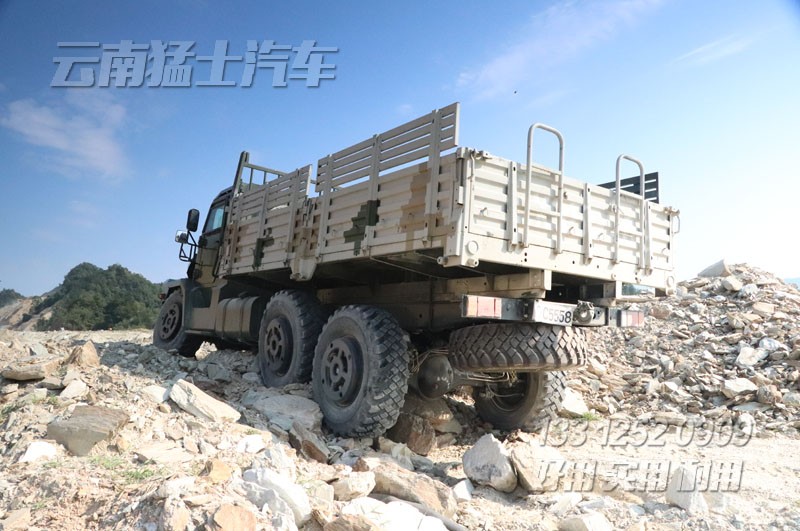六驅(qū)裝甲車(chē),EQ2100,越野卡車(chē),防護(hù)型卡車(chē),底盤(pán)性能檢測(cè)