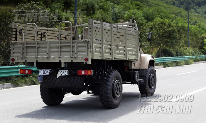 4*4尖頭駕駛室,東風(fēng)長(zhǎng)頭2.5噸,越野長(zhǎng)途卡車,絞盤(pán)出口越野車,越野載貨卡車