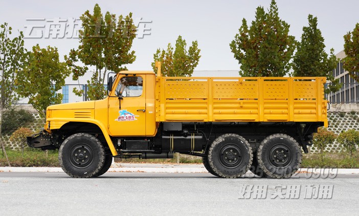 長(zhǎng)鼻子卡車,雙擋風(fēng)玻璃,越野運(yùn)輸車,EQ240,東風(fēng)經(jīng)典6x6