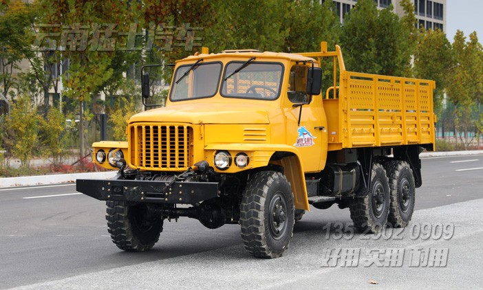 長(zhǎng)鼻子卡車,雙擋風(fēng)玻璃,越野運(yùn)輸車,EQ240,東風(fēng)經(jīng)典6x6