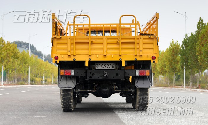 長(zhǎng)鼻子卡車,雙擋風(fēng)玻璃,越野運(yùn)輸車,EQ240,東風(fēng)經(jīng)典6x6