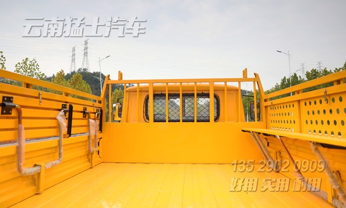 長(zhǎng)鼻子卡車,雙擋風(fēng)玻璃,越野運(yùn)輸車,EQ240,東風(fēng)經(jīng)典6x6