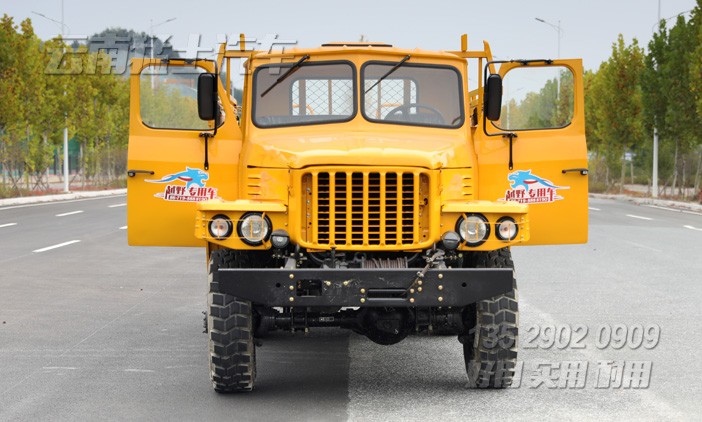 長(zhǎng)鼻子卡車,雙擋風(fēng)玻璃,越野運(yùn)輸車,EQ240,東風(fēng)經(jīng)典6x6
