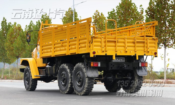 長(zhǎng)鼻子卡車,雙擋風(fēng)玻璃,越野運(yùn)輸車,EQ240,東風(fēng)經(jīng)典6x6